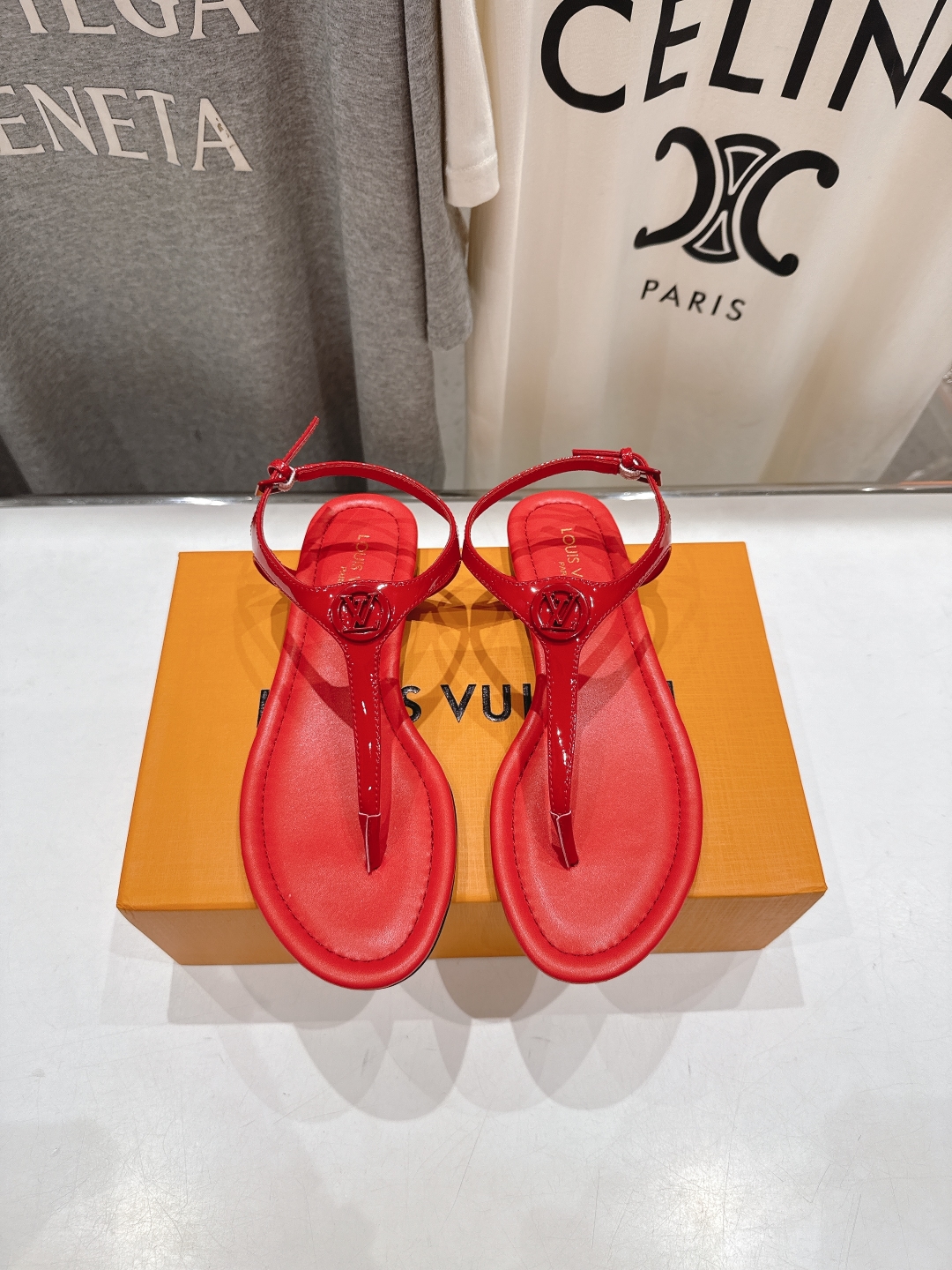 高版本出厂
  Louis Vuitton ss25 new arrival LV驴牌夏季新款平底夹脚凉