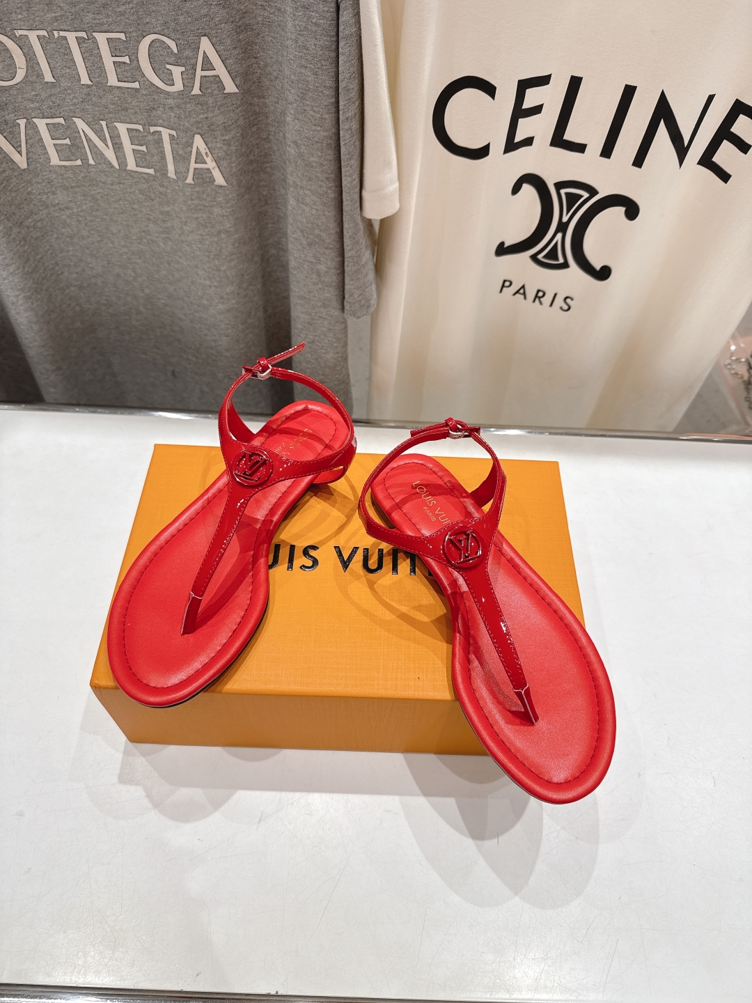 高版本出厂
  Louis Vuitton ss25 new arrival LV驴牌夏季新款平底夹脚凉