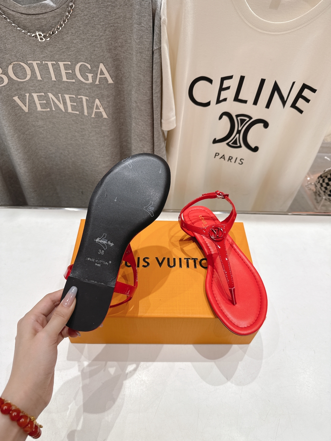 高版本出厂
  Louis Vuitton ss25 new arrival LV驴牌夏季新款平底夹脚凉