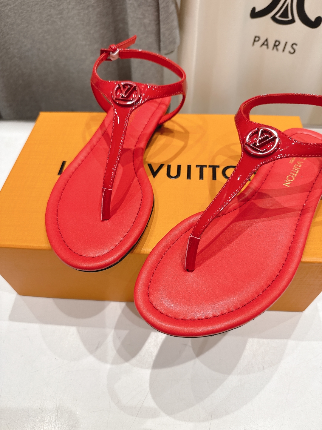 高版本出厂
  Louis Vuitton ss25 new arrival LV驴牌夏季新款平底夹脚凉