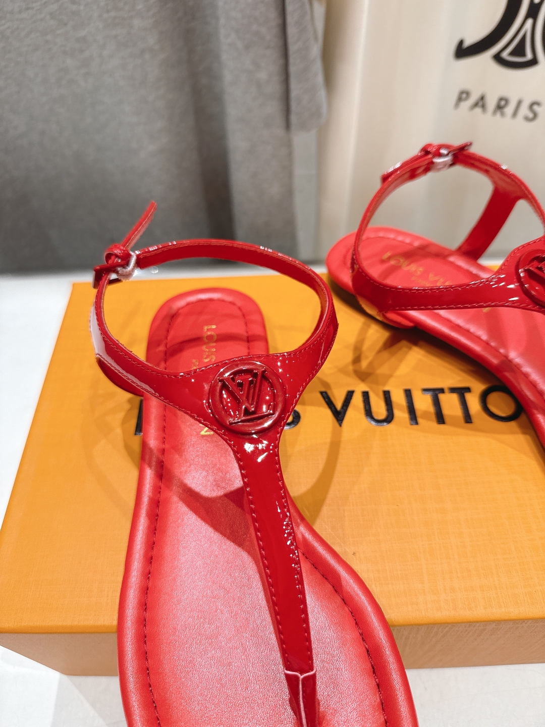高版本出厂
  Louis Vuitton ss25 new arrival LV驴牌夏季新款平底夹脚凉