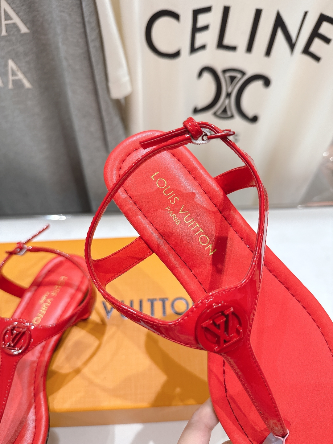 高版本出厂
  Louis Vuitton ss25 new arrival LV驴牌夏季新款平底夹脚凉