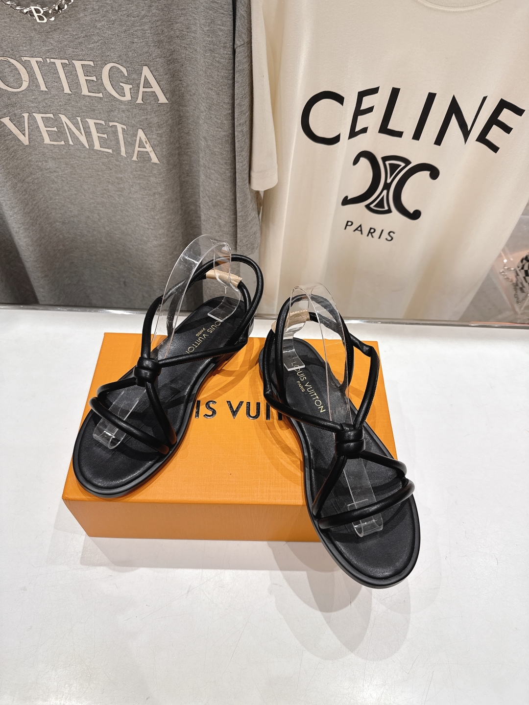 高版本出厂
  Louis Vuitton ss25 new arrival LV驴牌春夏系列新款平底凉