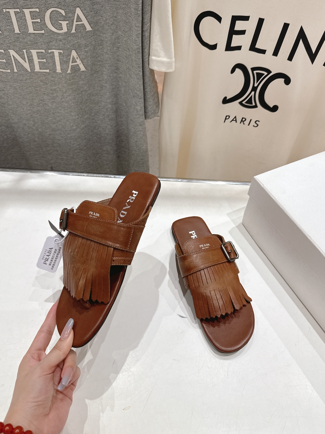 高版本出厂 
  PRADA*普拉达2025ss夏季🆕专柜新品。布洛克复古流苏平底夹脚拖鞋～
帅气百搭，