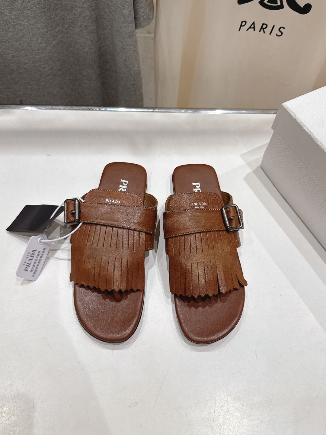 高版本出厂 
  PRADA*普拉达2025ss夏季🆕专柜新品。布洛克复古流苏平底夹脚拖鞋～
帅气百搭，