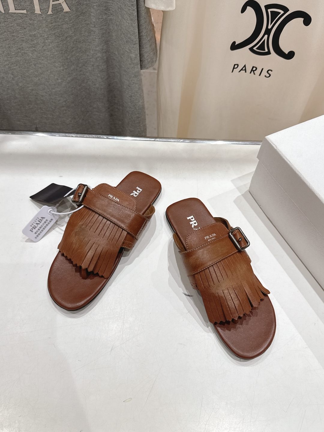 高版本出厂 
  PRADA*普拉达2025ss夏季🆕专柜新品。布洛克复古流苏平底夹脚拖鞋～
帅气百搭，