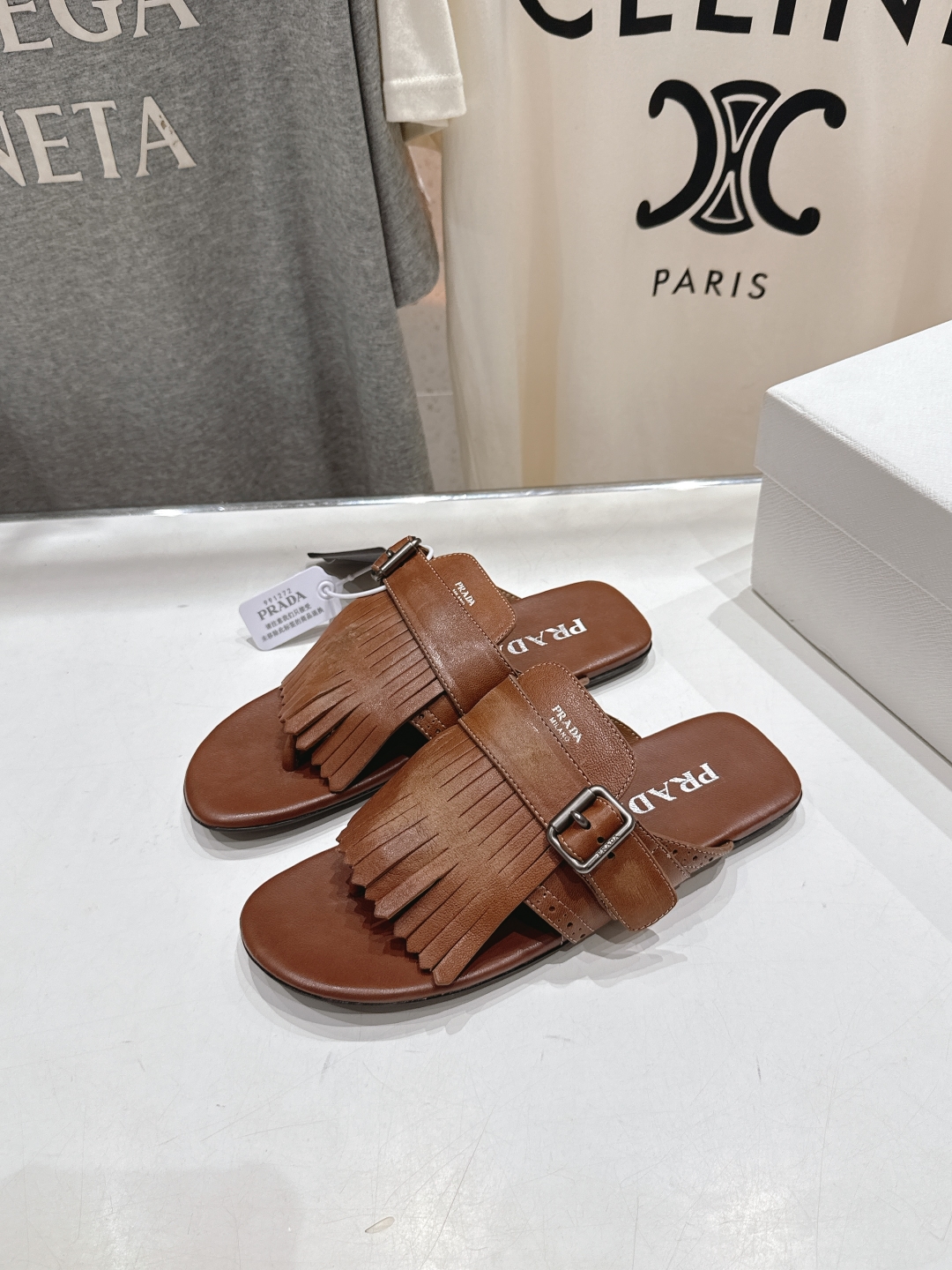 高版本出厂 
  PRADA*普拉达2025ss夏季🆕专柜新品。布洛克复古流苏平底夹脚拖鞋～
帅气百搭，