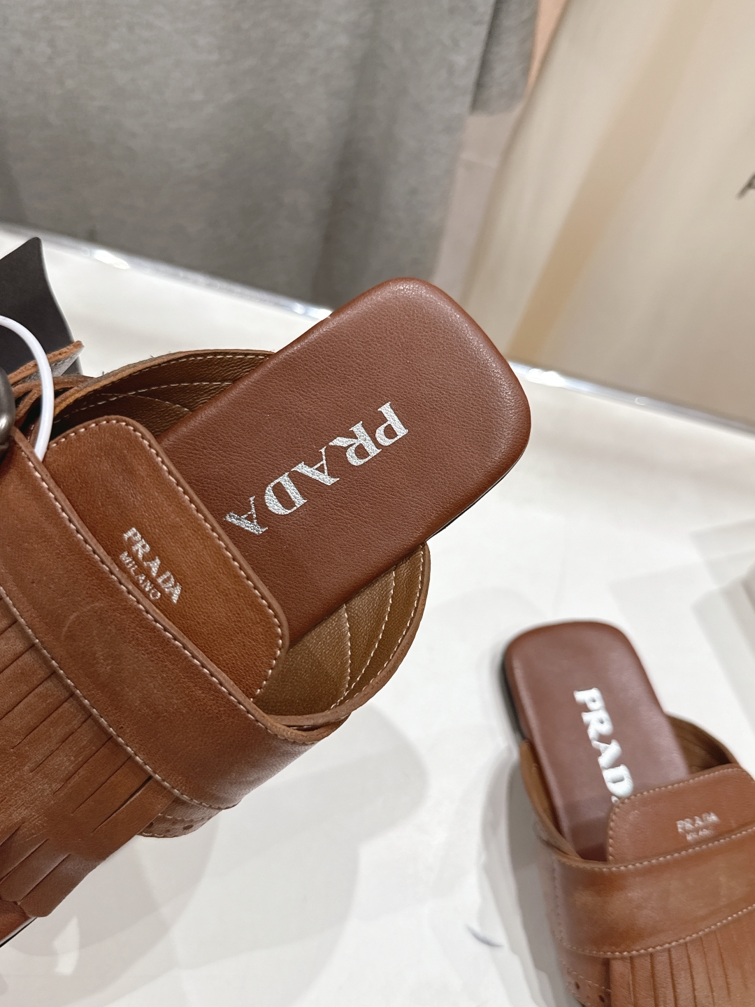 高版本出厂 
  PRADA*普拉达2025ss夏季🆕专柜新品。布洛克复古流苏平底夹脚拖鞋～
帅气百搭，