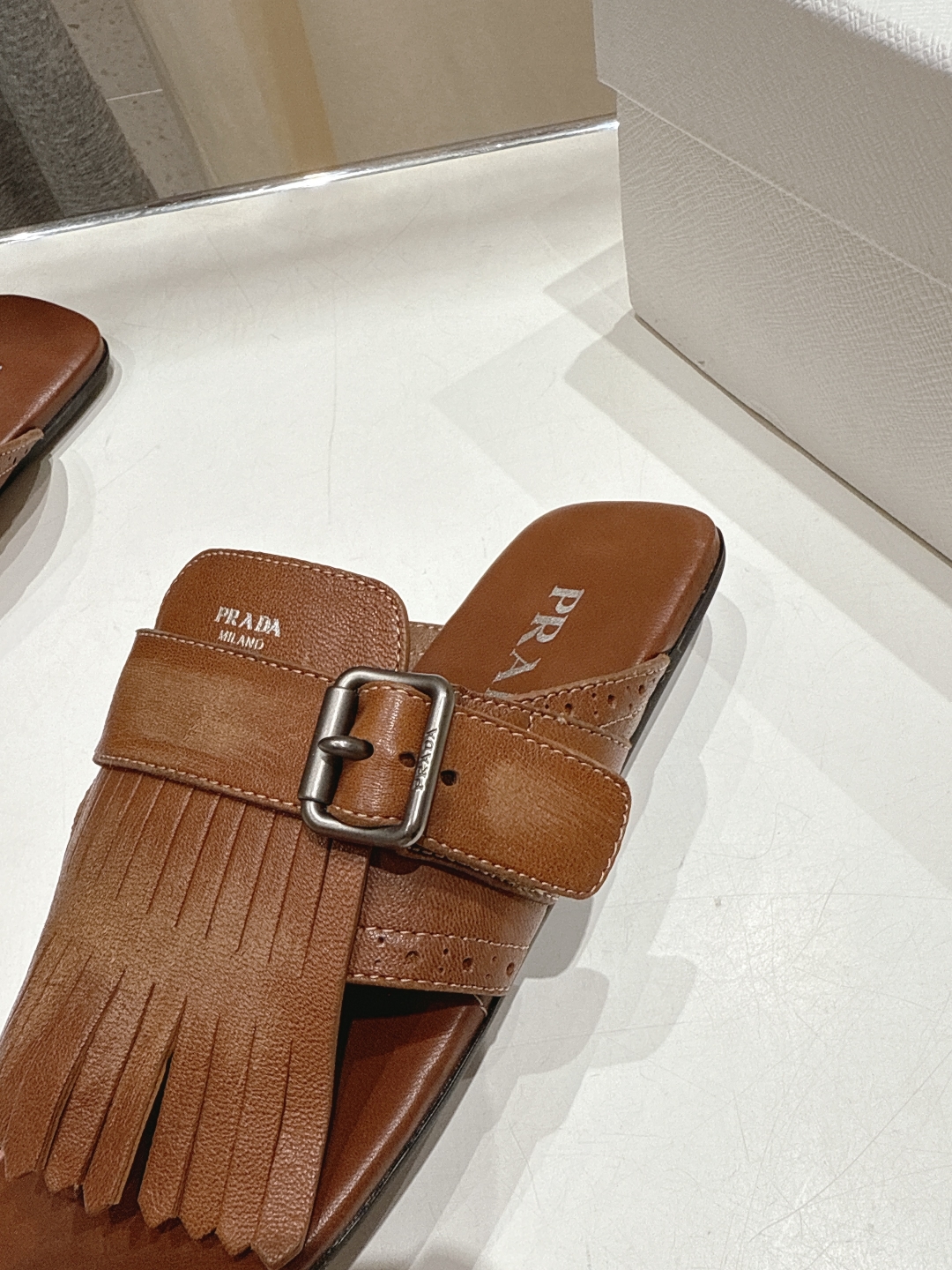 高版本出厂 
  PRADA*普拉达2025ss夏季🆕专柜新品。布洛克复古流苏平底夹脚拖鞋～
帅气百搭，