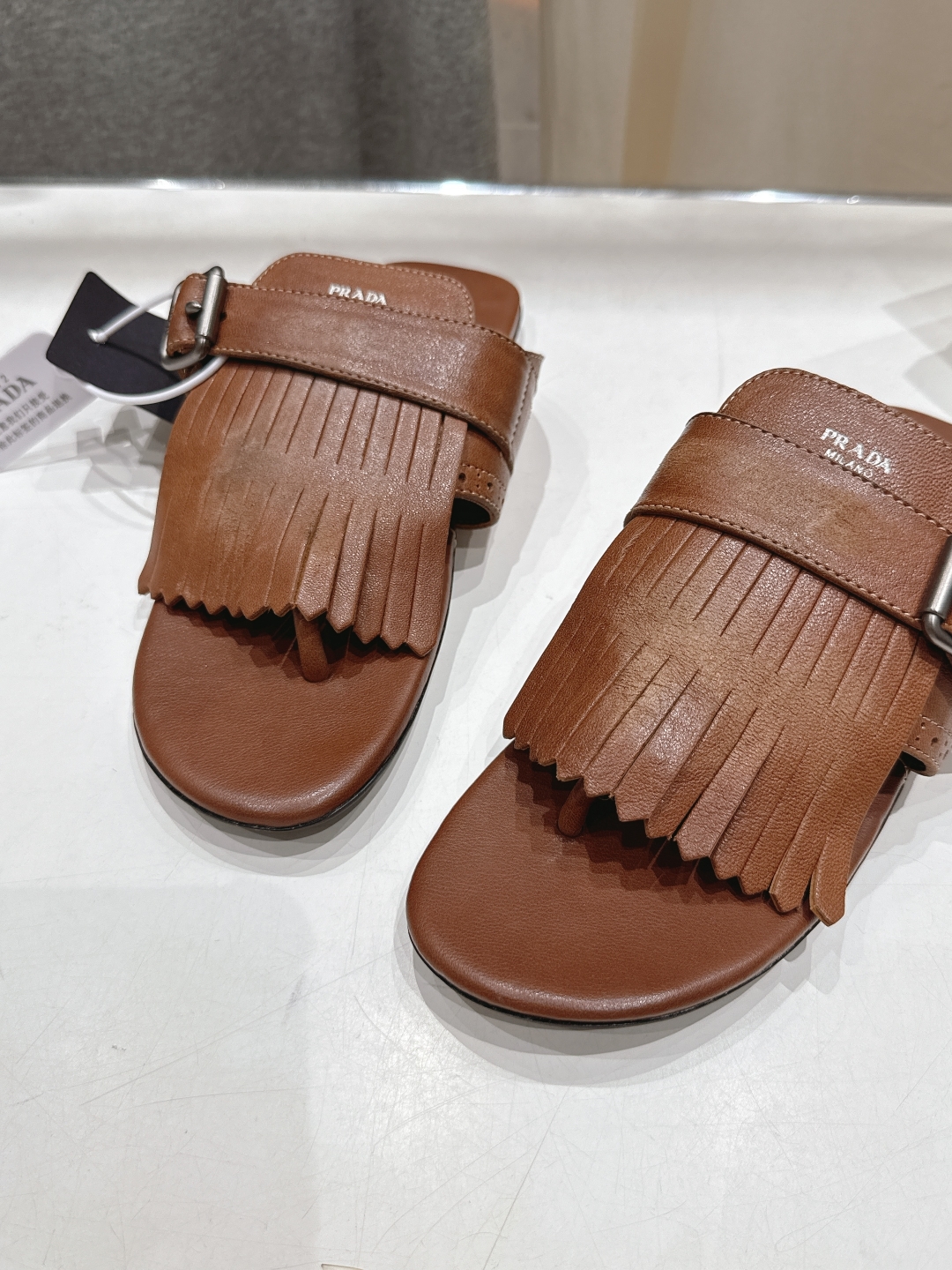 高版本出厂 
  PRADA*普拉达2025ss夏季🆕专柜新品。布洛克复古流苏平底夹脚拖鞋～
帅气百搭，