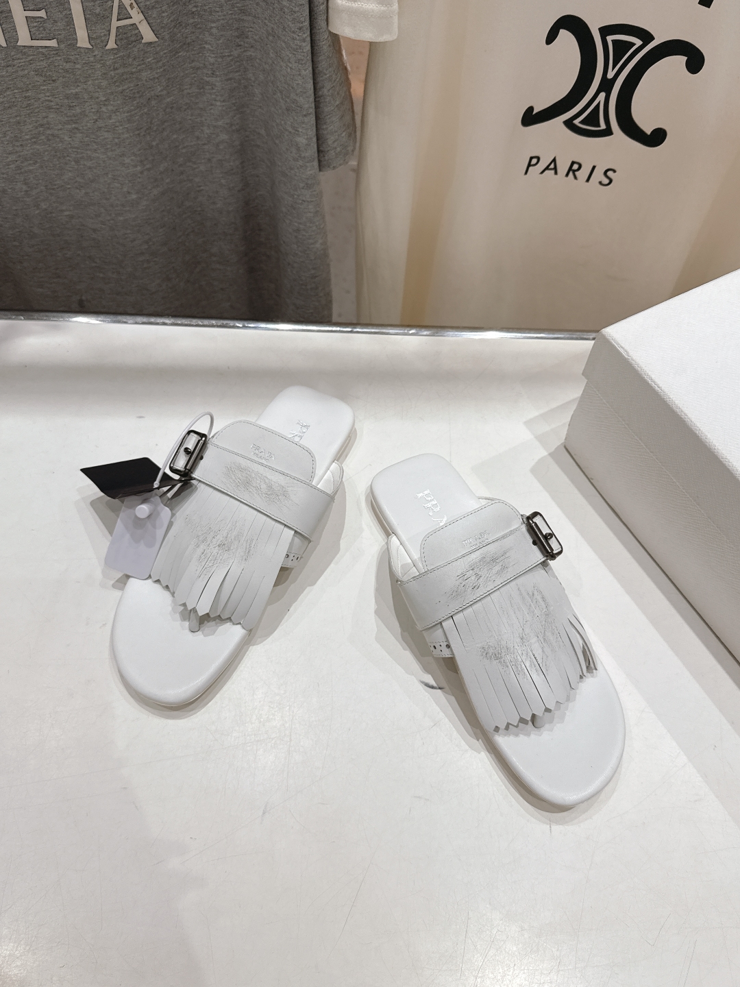 高版本出厂 
  PRADA*普拉达2025ss夏季🆕专柜新品。布洛克复古流苏平底夹脚拖鞋～
帅气百搭，