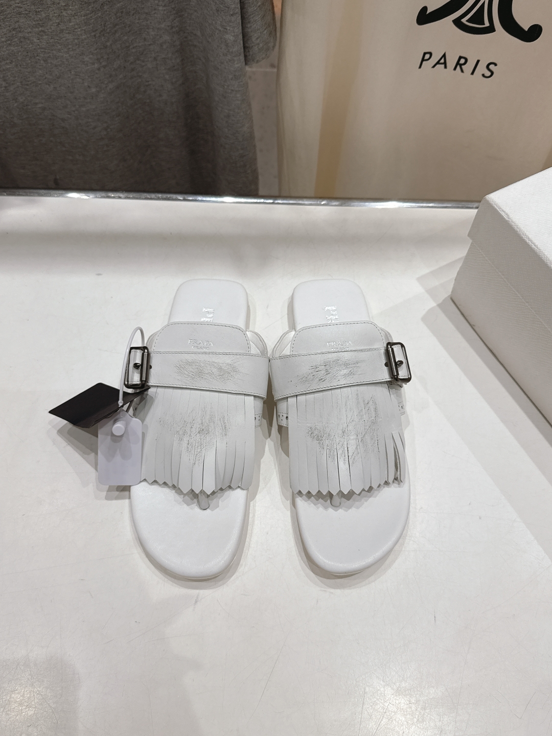 高版本出厂 
  PRADA*普拉达2025ss夏季🆕专柜新品。布洛克复古流苏平底夹脚拖鞋～
帅气百搭，