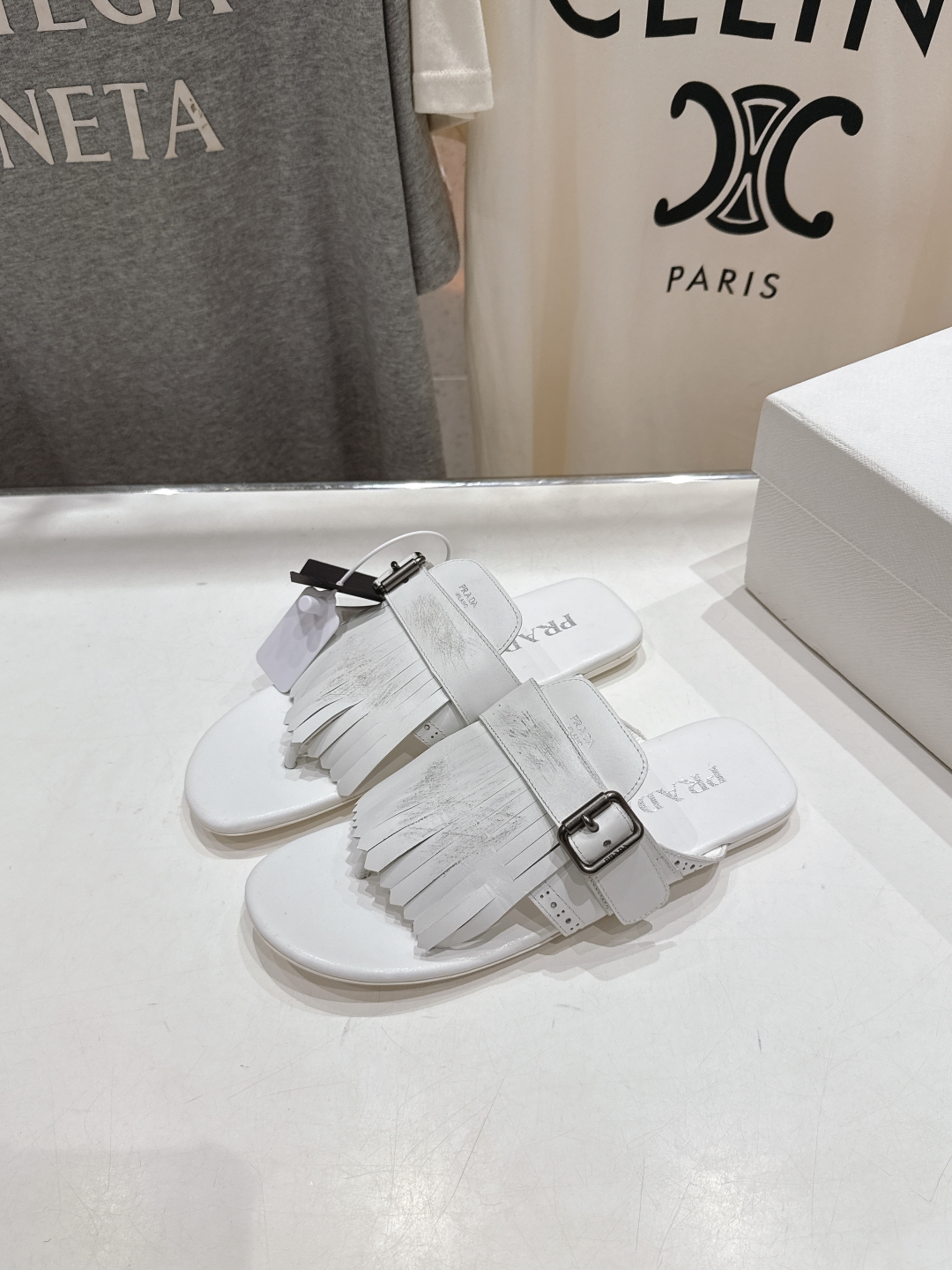 高版本出厂 
  PRADA*普拉达2025ss夏季🆕专柜新品。布洛克复古流苏平底夹脚拖鞋～
帅气百搭，