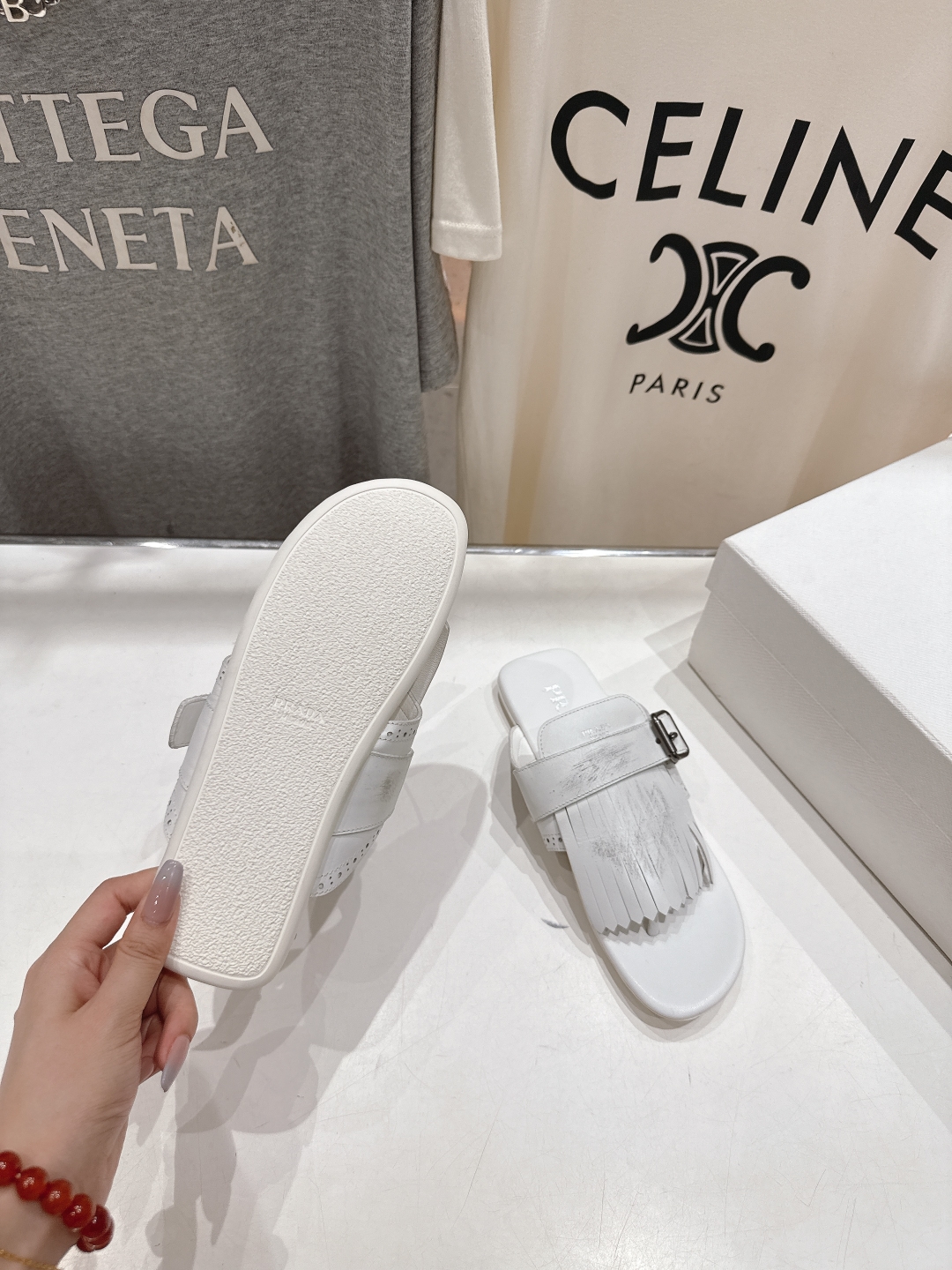 高版本出厂 
  PRADA*普拉达2025ss夏季🆕专柜新品。布洛克复古流苏平底夹脚拖鞋～
帅气百搭，
