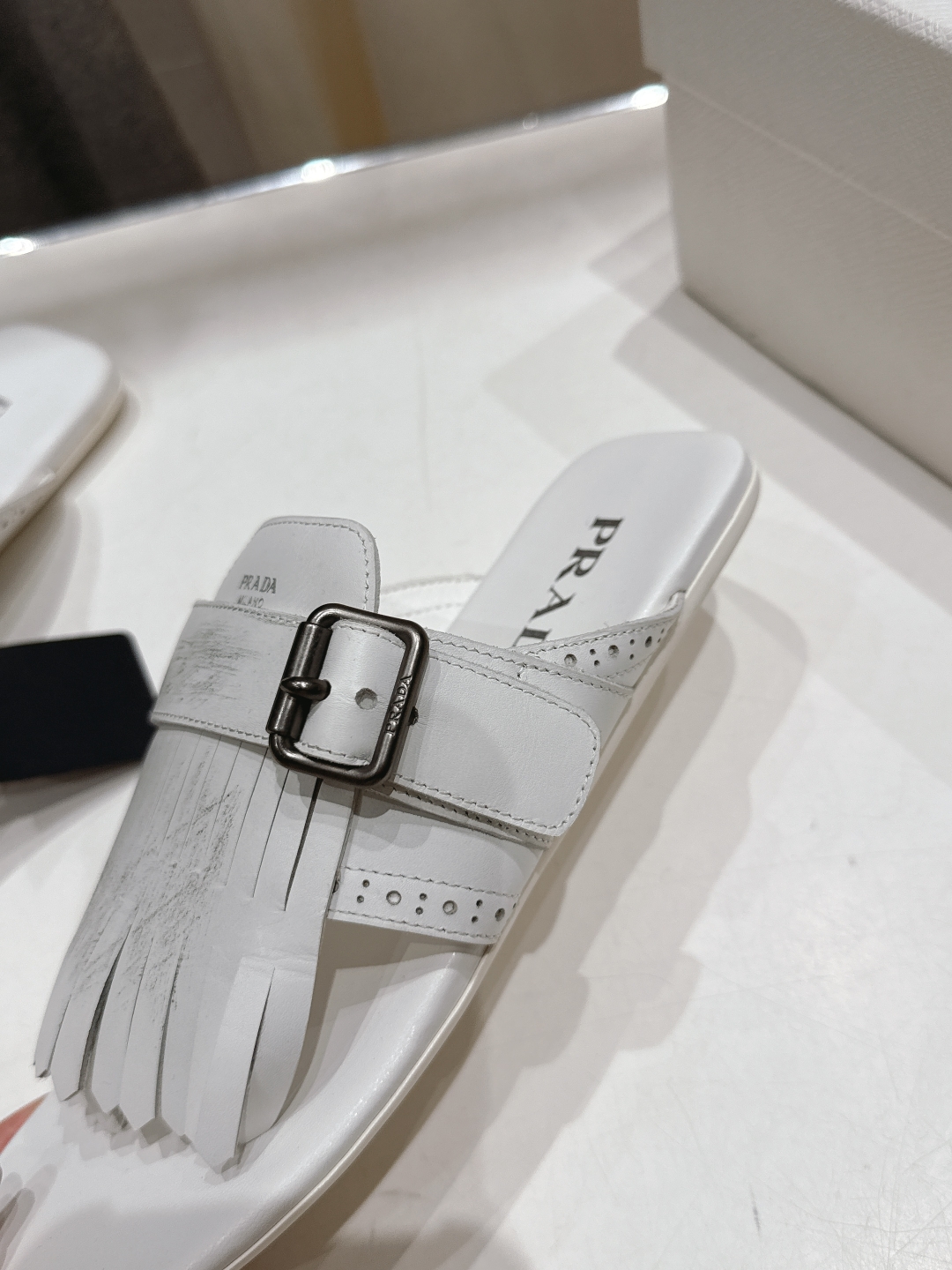 高版本出厂 
  PRADA*普拉达2025ss夏季🆕专柜新品。布洛克复古流苏平底夹脚拖鞋～
帅气百搭，