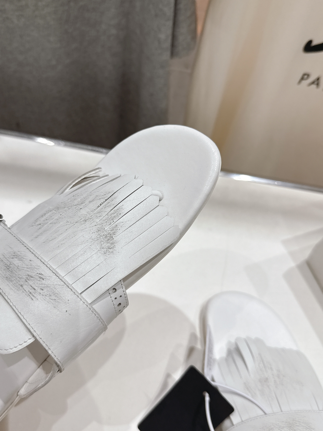 高版本出厂 
  PRADA*普拉达2025ss夏季🆕专柜新品。布洛克复古流苏平底夹脚拖鞋～
帅气百搭，