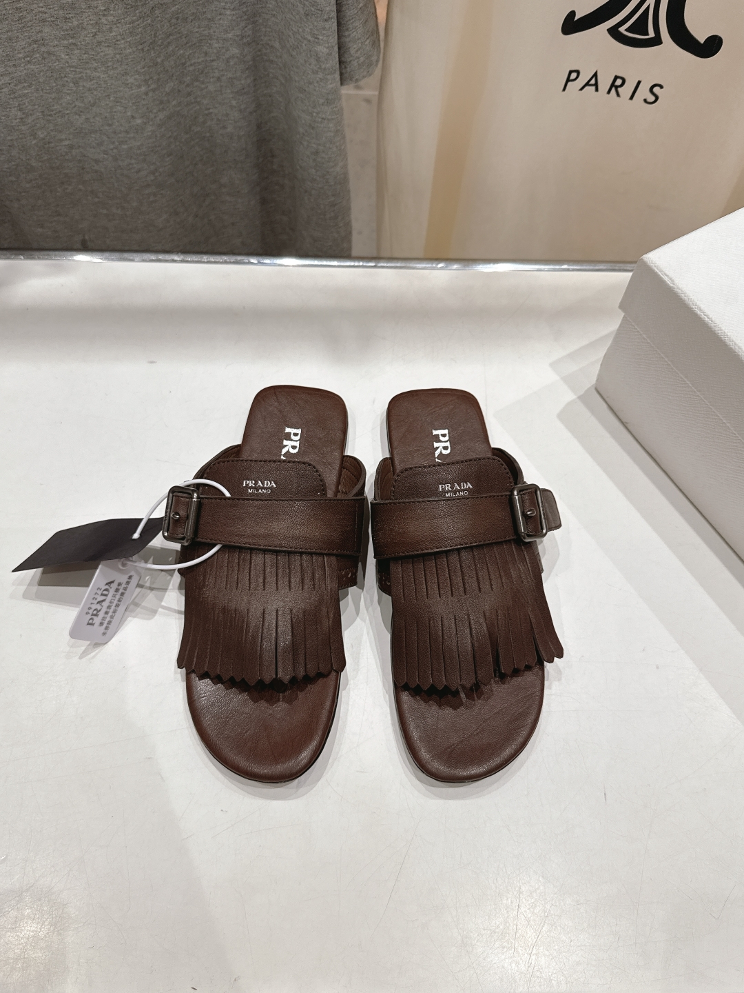 高版本出厂 
  PRADA*普拉达2025ss夏季🆕专柜新品。布洛克复古流苏平底夹脚拖鞋～
帅气百搭，