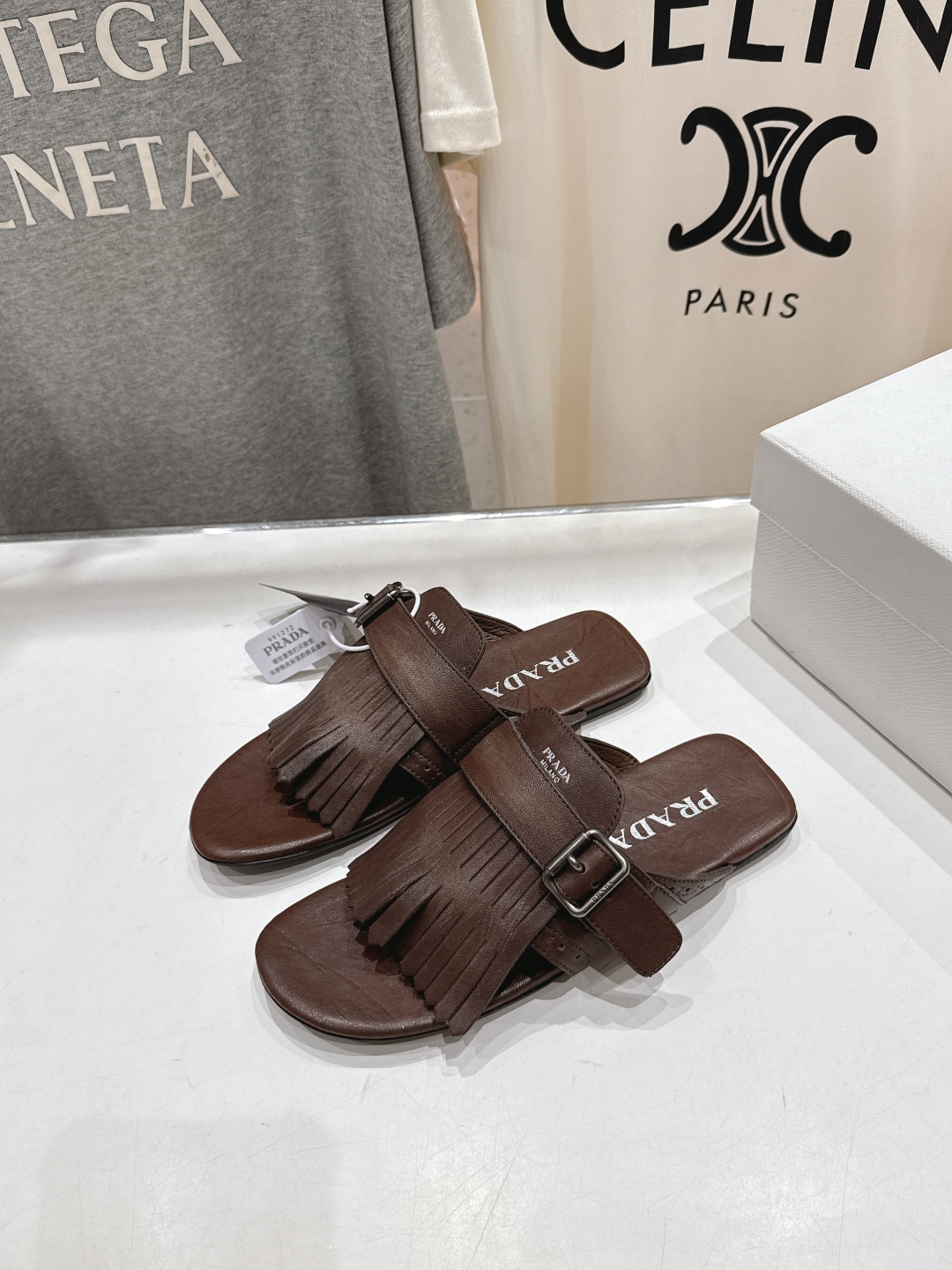高版本出厂 
  PRADA*普拉达2025ss夏季🆕专柜新品。布洛克复古流苏平底夹脚拖鞋～
帅气百搭，