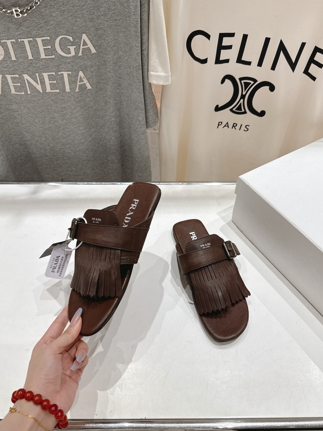 高版本出厂 
  PRADA*普拉达2025ss夏季🆕专柜新品。布洛克复古流苏平底夹脚拖鞋～
帅气百搭，