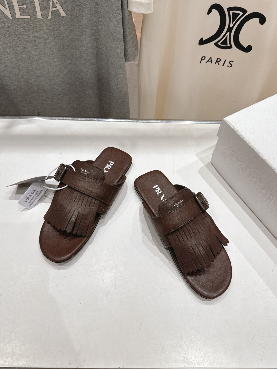 高版本出厂 
  PRADA*普拉达2025ss夏季🆕专柜新品。布洛克复古流苏平底夹脚拖鞋～
帅气百搭，