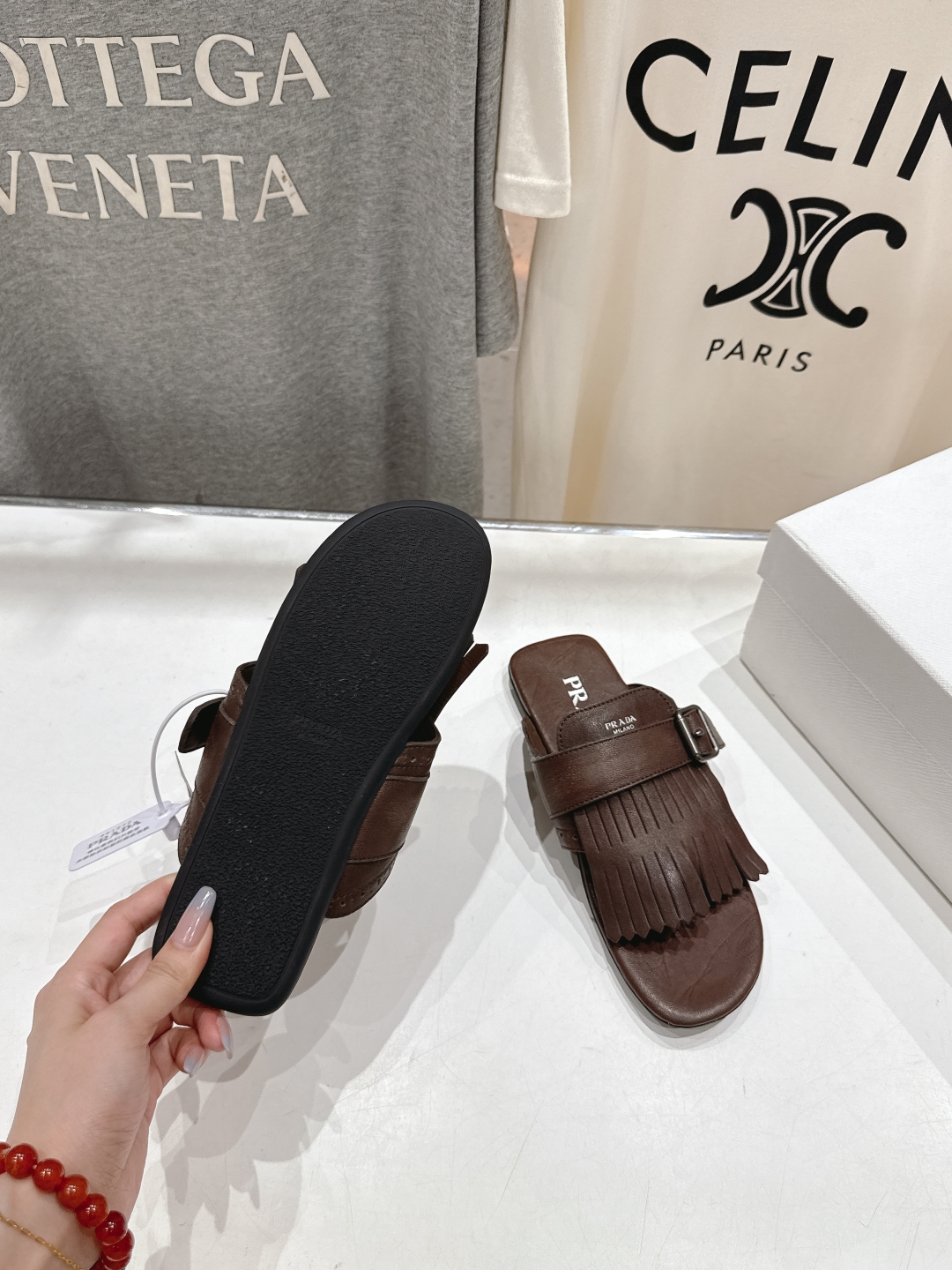 高版本出厂 
  PRADA*普拉达2025ss夏季🆕专柜新品。布洛克复古流苏平底夹脚拖鞋～
帅气百搭，