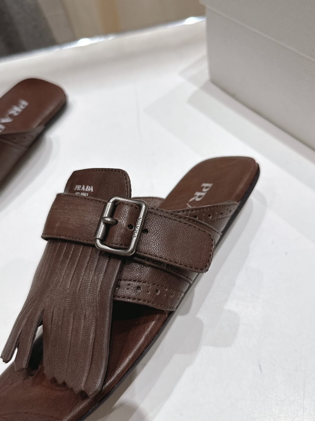 高版本出厂 
  PRADA*普拉达2025ss夏季🆕专柜新品。布洛克复古流苏平底夹脚拖鞋～
帅气百搭，