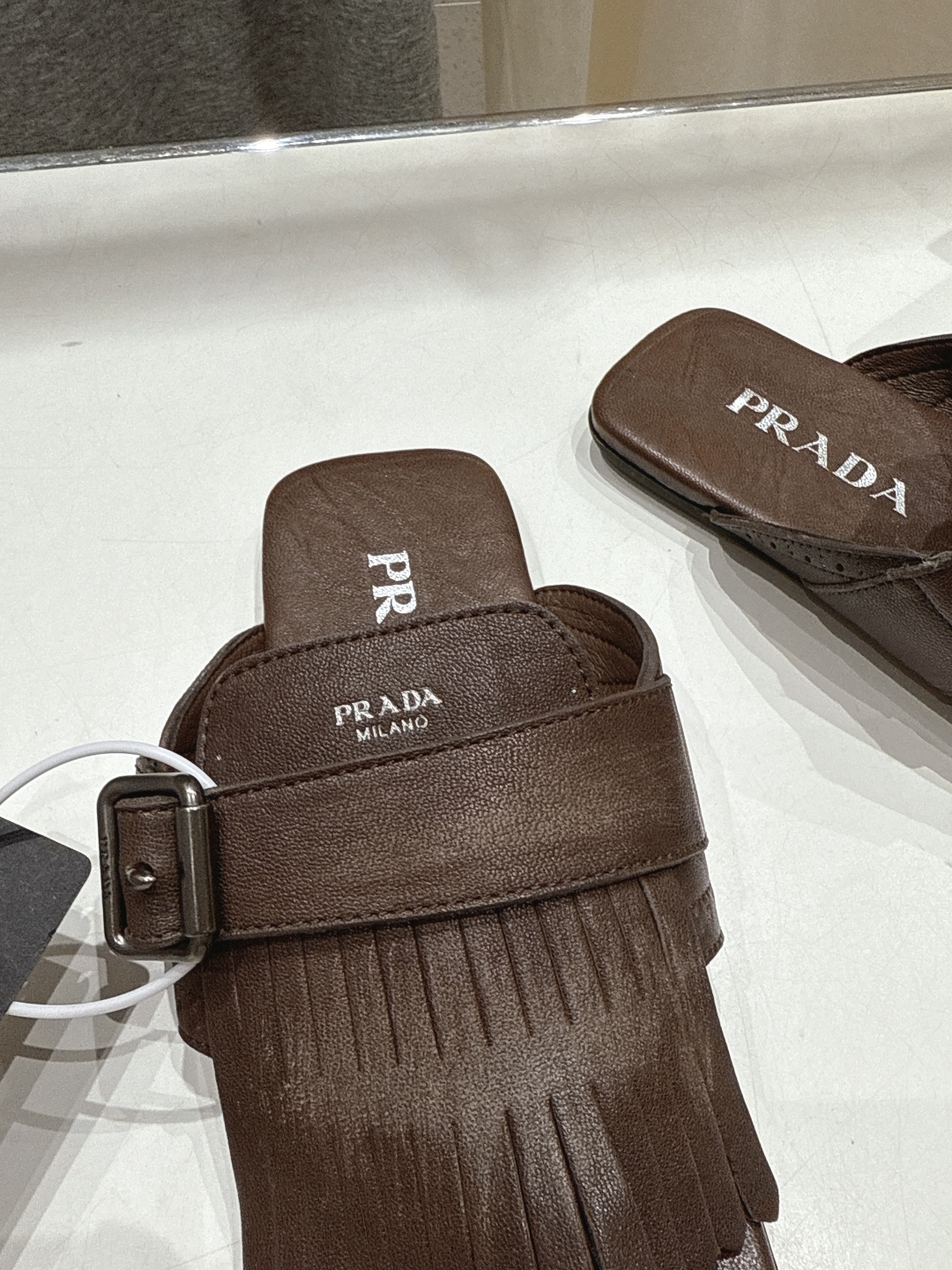 高版本出厂 
  PRADA*普拉达2025ss夏季🆕专柜新品。布洛克复古流苏平底夹脚拖鞋～
帅气百搭，