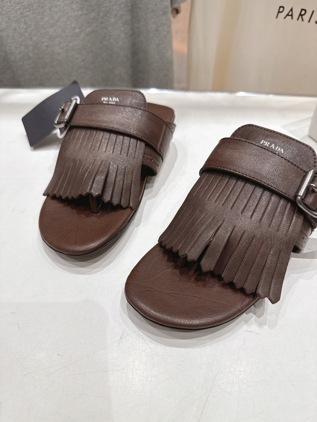 高版本出厂 
  PRADA*普拉达2025ss夏季🆕专柜新品。布洛克复古流苏平底夹脚拖鞋～
帅气百搭，