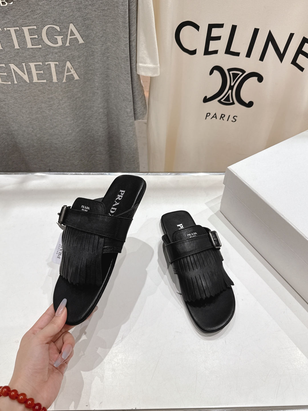 高版本出厂 
  PRADA*普拉达2025ss夏季🆕专柜新品。布洛克复古流苏平底夹脚拖鞋～
帅气百搭，