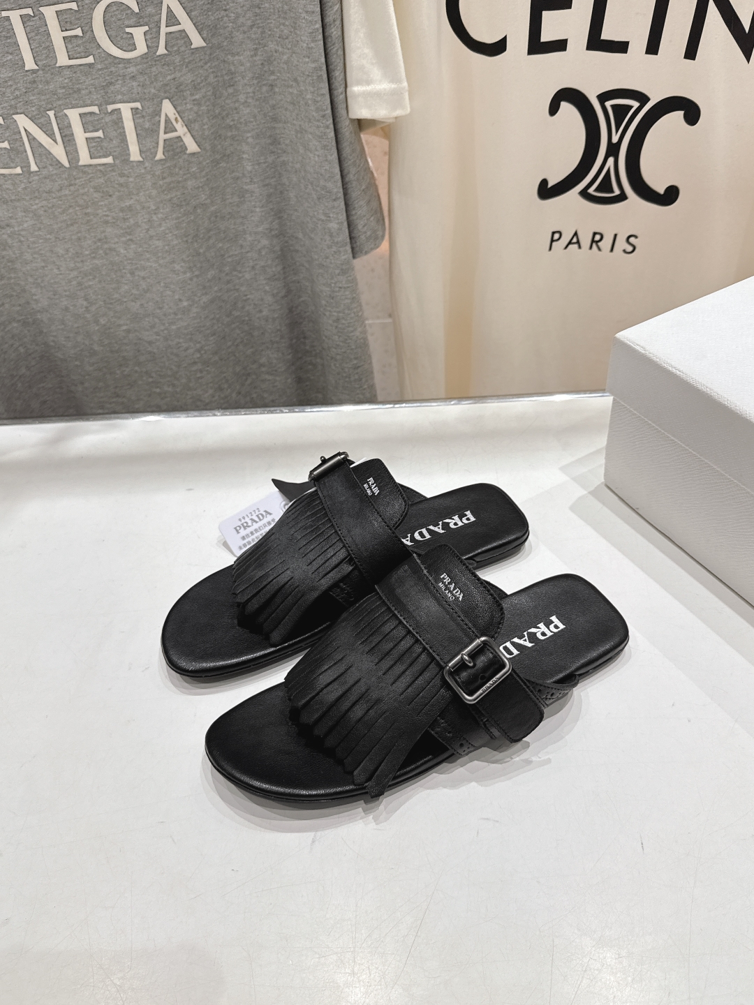 高版本出厂 
  PRADA*普拉达2025ss夏季🆕专柜新品。布洛克复古流苏平底夹脚拖鞋～
帅气百搭，