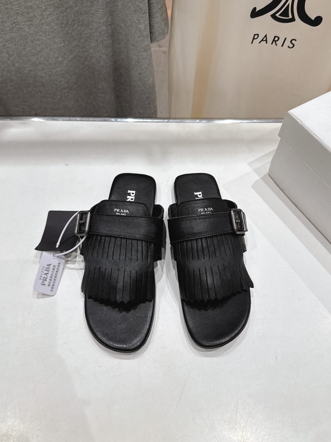 高版本出厂 
  PRADA*普拉达2025ss夏季🆕专柜新品。布洛克复古流苏平底夹脚拖鞋～
帅气百搭，
