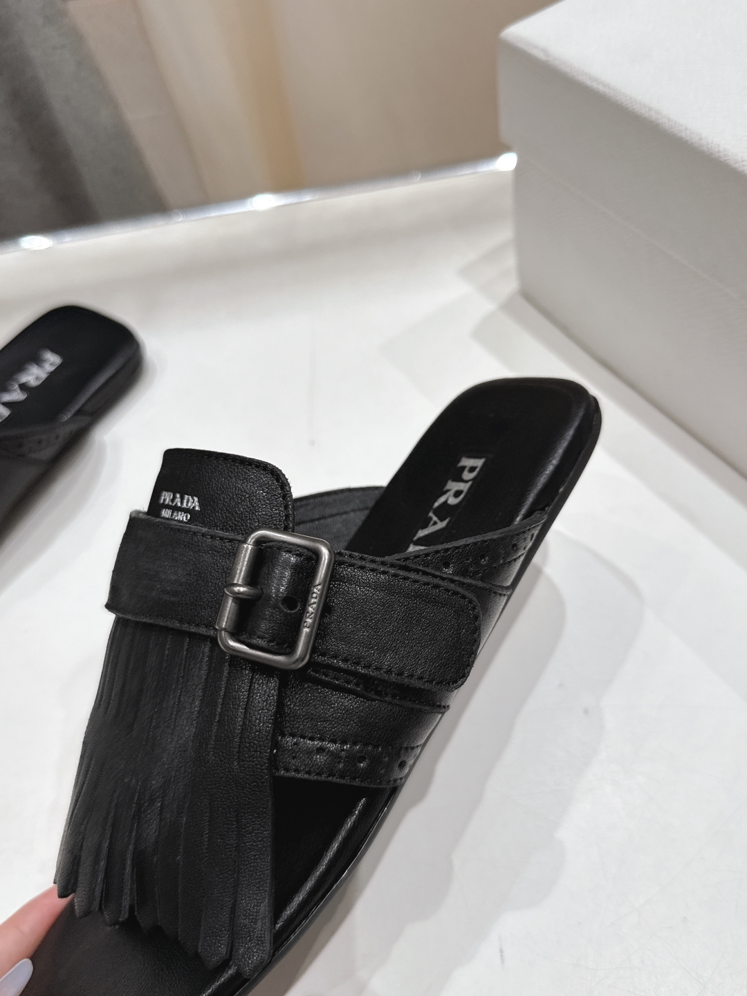 高版本出厂 
  PRADA*普拉达2025ss夏季🆕专柜新品。布洛克复古流苏平底夹脚拖鞋～
帅气百搭，