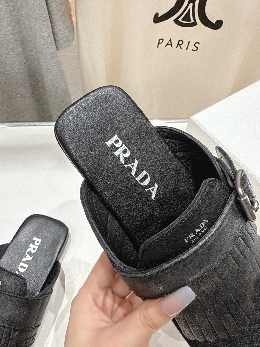高版本出厂 
  PRADA*普拉达2025ss夏季🆕专柜新品。布洛克复古流苏平底夹脚拖鞋～
帅气百搭，