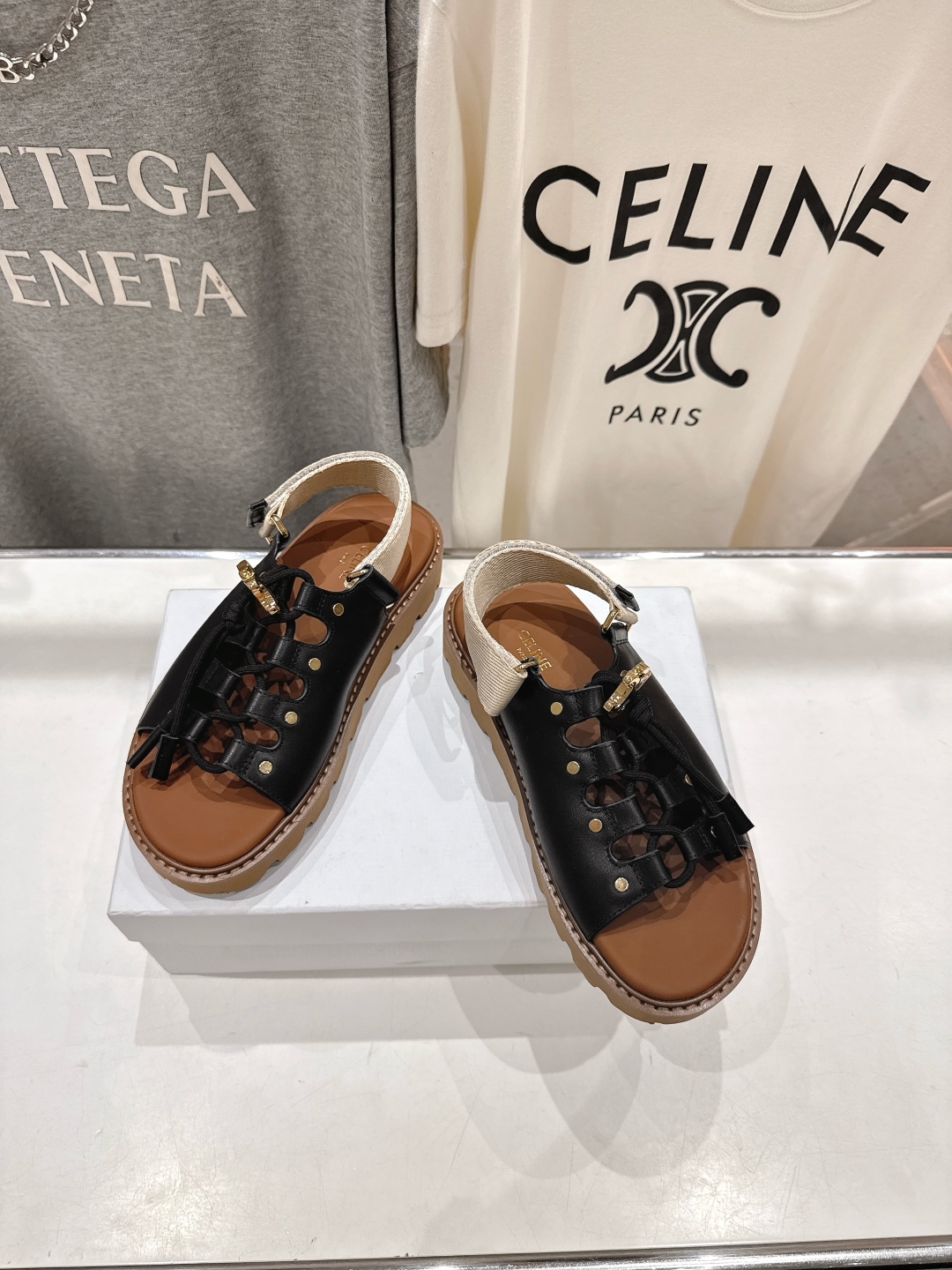 高版本出厂
  celine/赛琳夏季最新时尚复古风罗马平底凉鞋
New Celine/思琳 凉鞋 各大