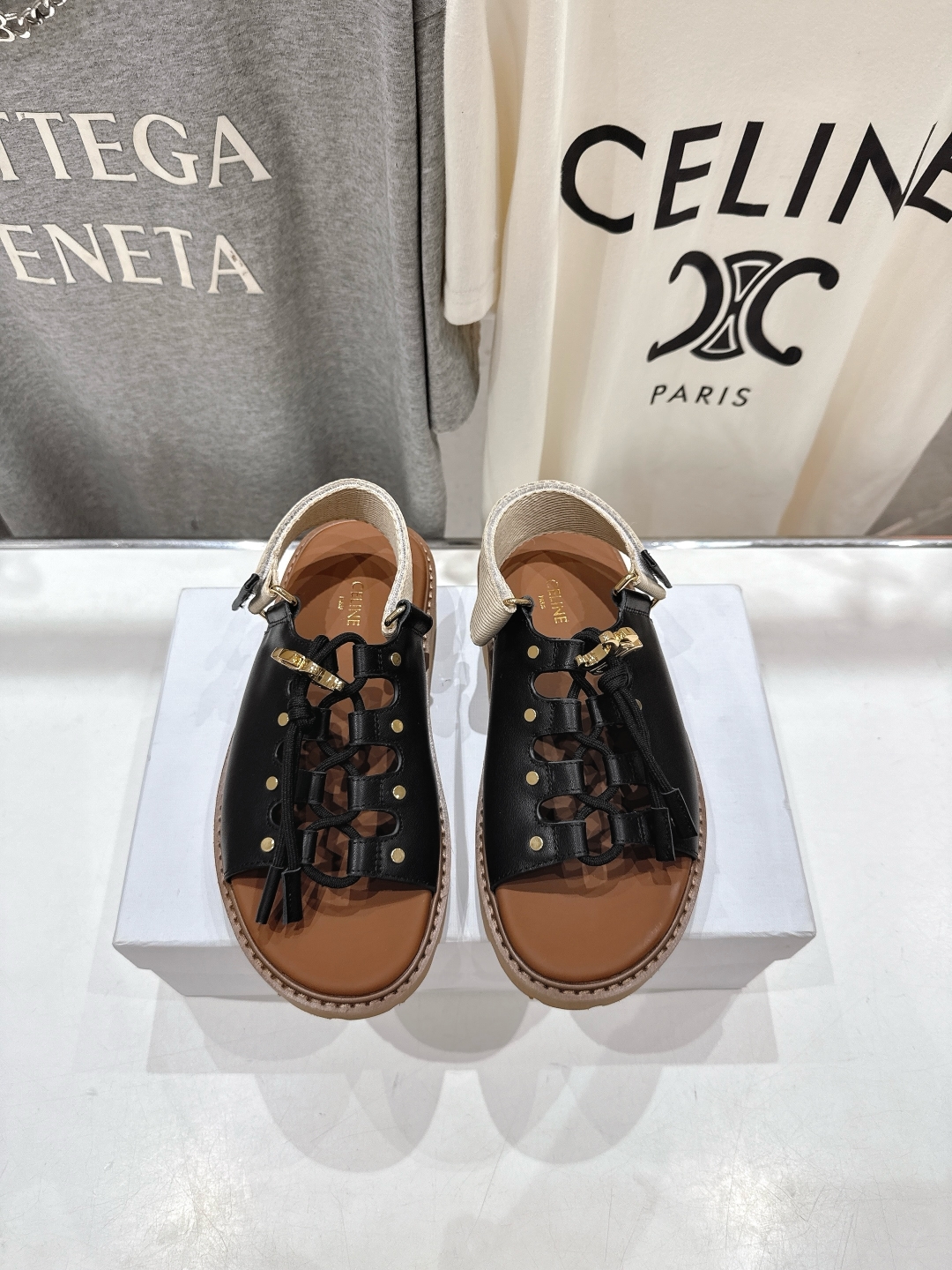 高版本出厂
  celine/赛琳夏季最新时尚复古风罗马平底凉鞋
New Celine/思琳 凉鞋 各大