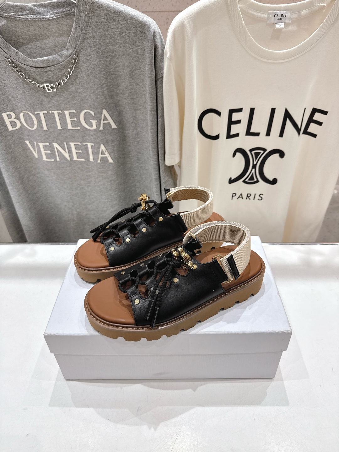 高版本出厂
  celine/赛琳夏季最新时尚复古风罗马平底凉鞋
New Celine/思琳 凉鞋 各大