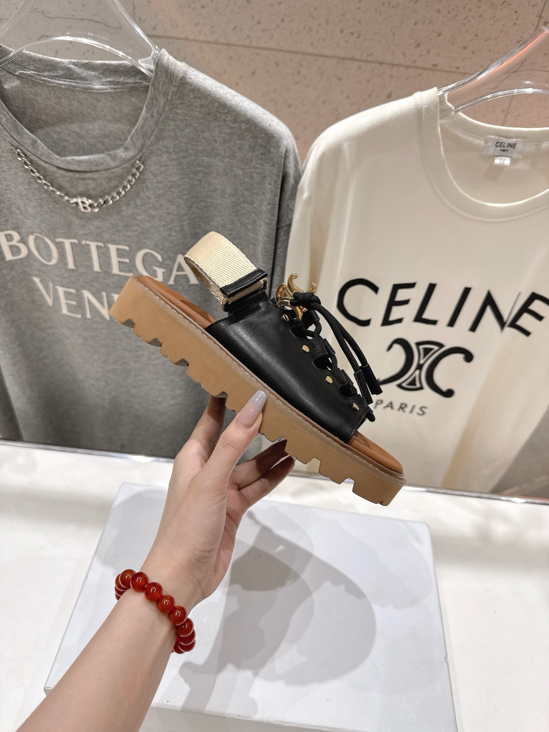 高版本出厂
  celine/赛琳夏季最新时尚复古风罗马平底凉鞋
New Celine/思琳 凉鞋 各大