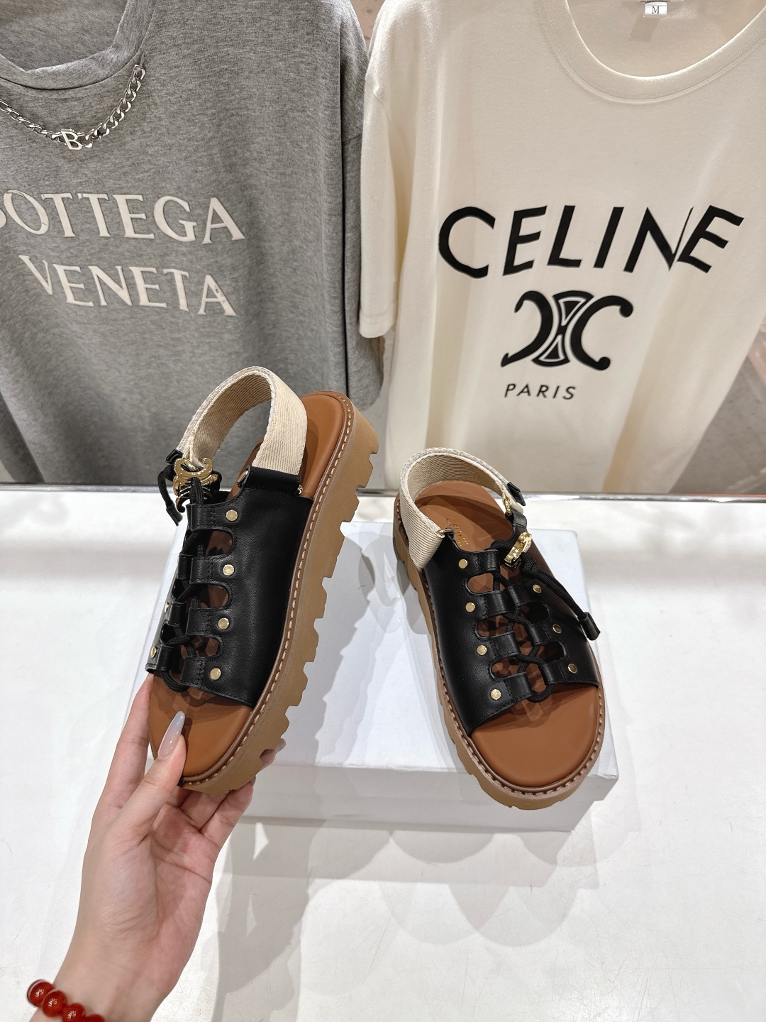 高版本出厂
  celine/赛琳夏季最新时尚复古风罗马平底凉鞋
New Celine/思琳 凉鞋 各大