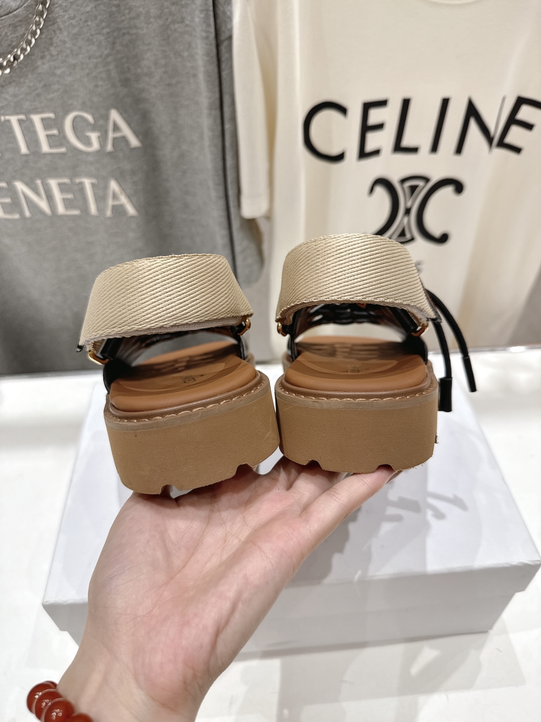 高版本出厂
  celine/赛琳夏季最新时尚复古风罗马平底凉鞋
New Celine/思琳 凉鞋 各大