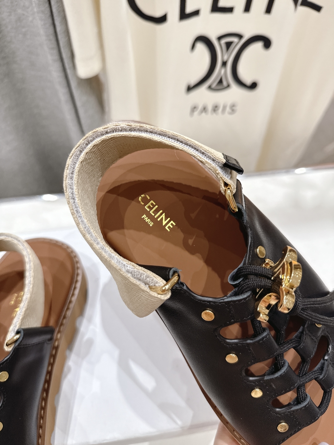 高版本出厂
  celine/赛琳夏季最新时尚复古风罗马平底凉鞋
New Celine/思琳 凉鞋 各大