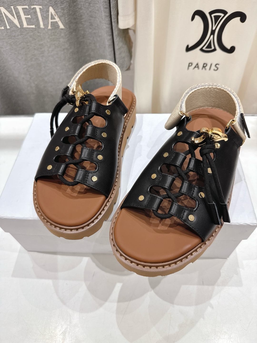 高版本出厂
  celine/赛琳夏季最新时尚复古风罗马平底凉鞋
New Celine/思琳 凉鞋 各大