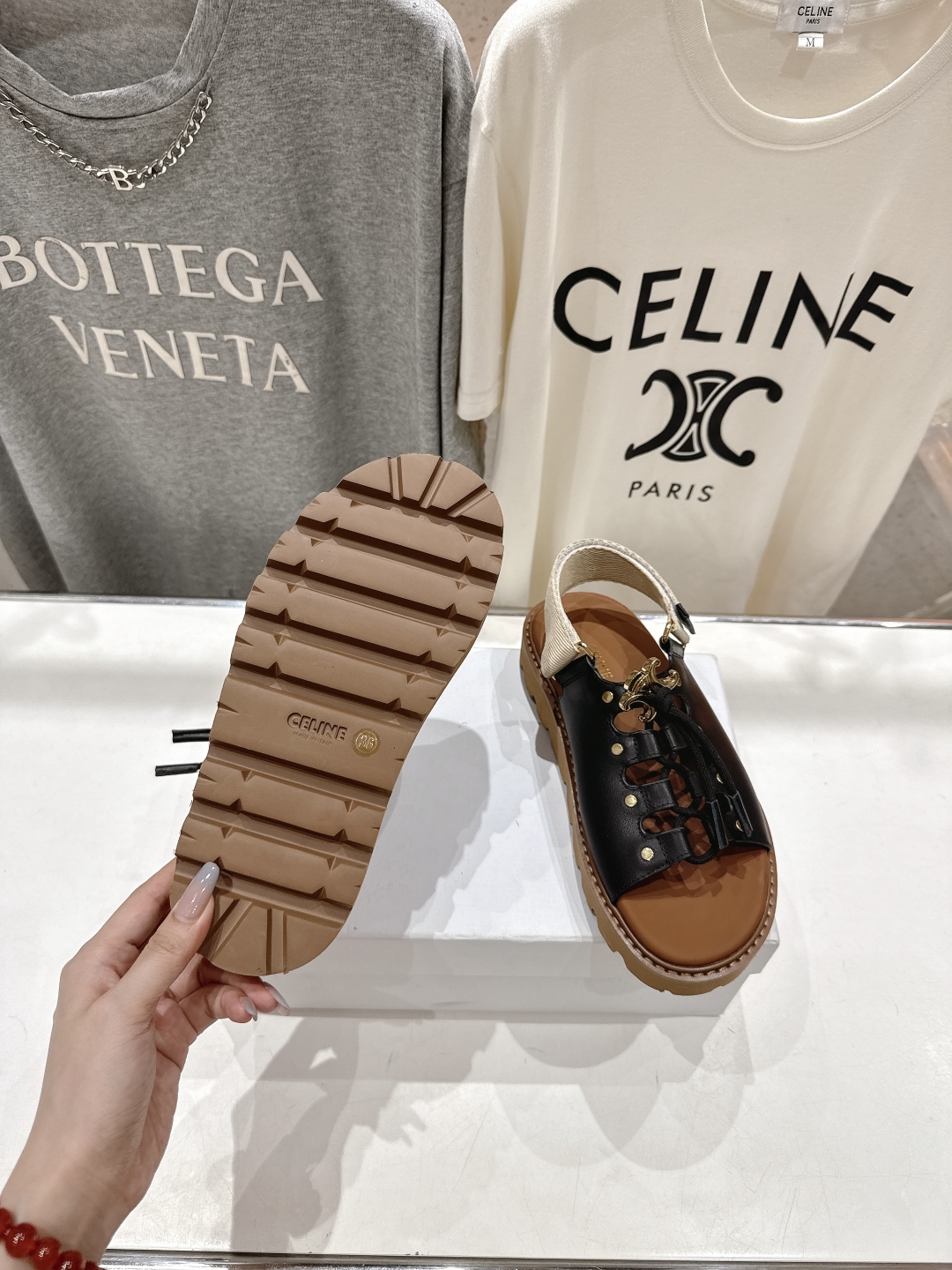 高版本出厂
  celine/赛琳夏季最新时尚复古风罗马平底凉鞋
New Celine/思琳 凉鞋 各大