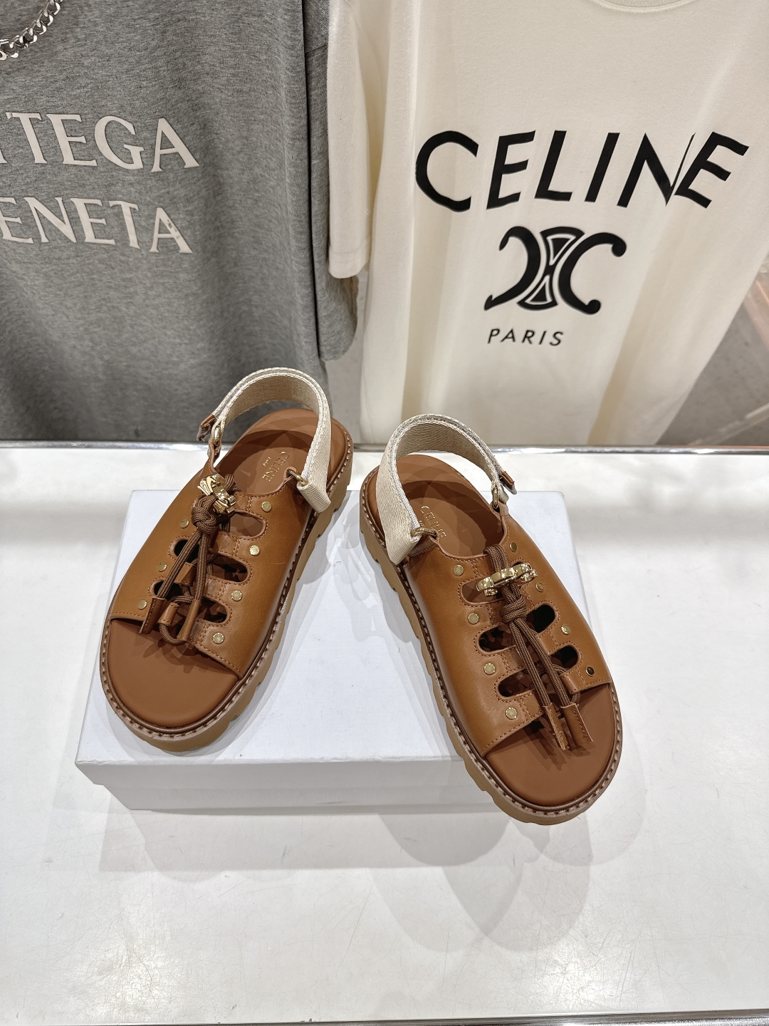 高版本出厂
  celine/赛琳夏季最新时尚复古风罗马平底凉鞋
New Celine/思琳 凉鞋 各大