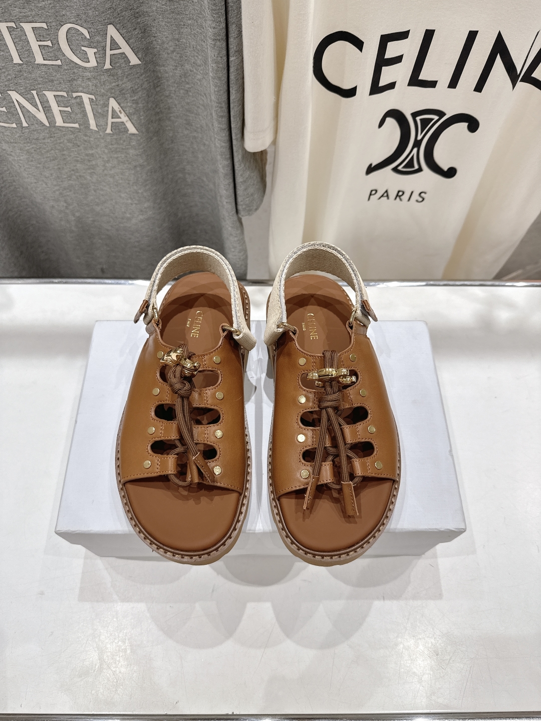 高版本出厂
  celine/赛琳夏季最新时尚复古风罗马平底凉鞋
New Celine/思琳 凉鞋 各大