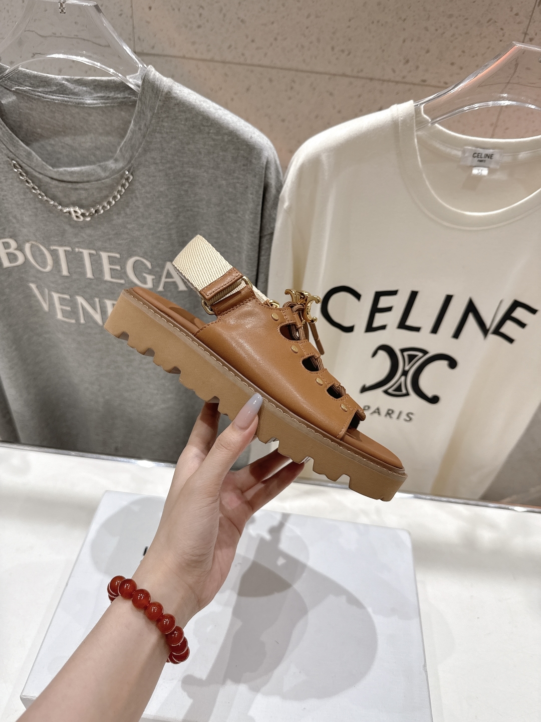 高版本出厂
  celine/赛琳夏季最新时尚复古风罗马平底凉鞋
New Celine/思琳 凉鞋 各大