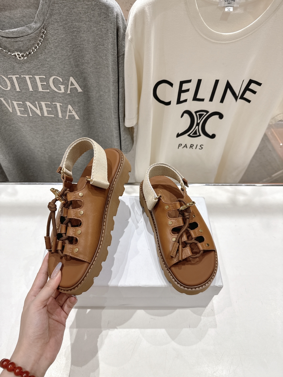 高版本出厂
  celine/赛琳夏季最新时尚复古风罗马平底凉鞋
New Celine/思琳 凉鞋 各大