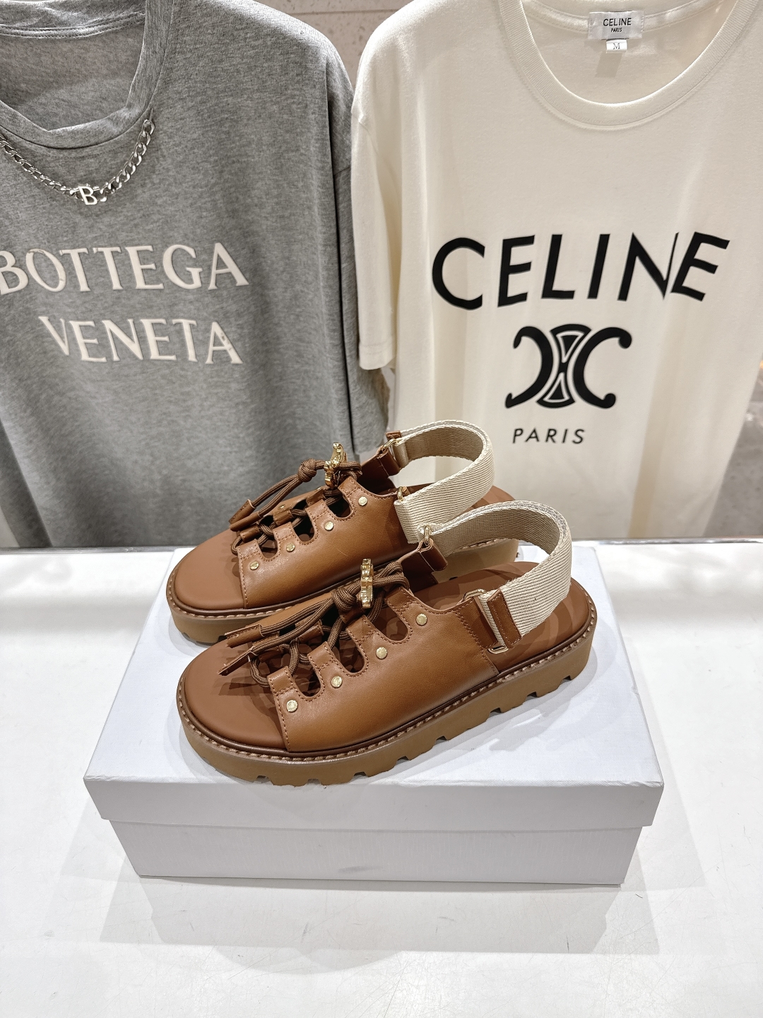 高版本出厂
  celine/赛琳夏季最新时尚复古风罗马平底凉鞋
New Celine/思琳 凉鞋 各大