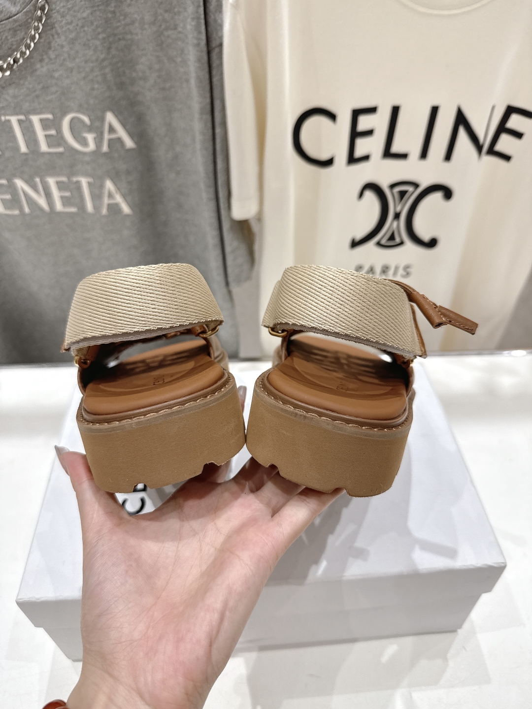 高版本出厂
  celine/赛琳夏季最新时尚复古风罗马平底凉鞋
New Celine/思琳 凉鞋 各大
