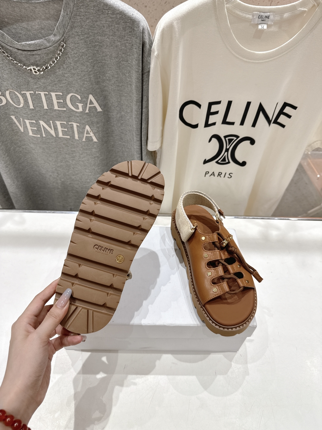 高版本出厂
  celine/赛琳夏季最新时尚复古风罗马平底凉鞋
New Celine/思琳 凉鞋 各大