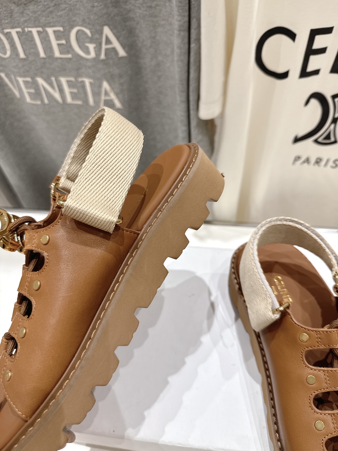 高版本出厂
  celine/赛琳夏季最新时尚复古风罗马平底凉鞋
New Celine/思琳 凉鞋 各大